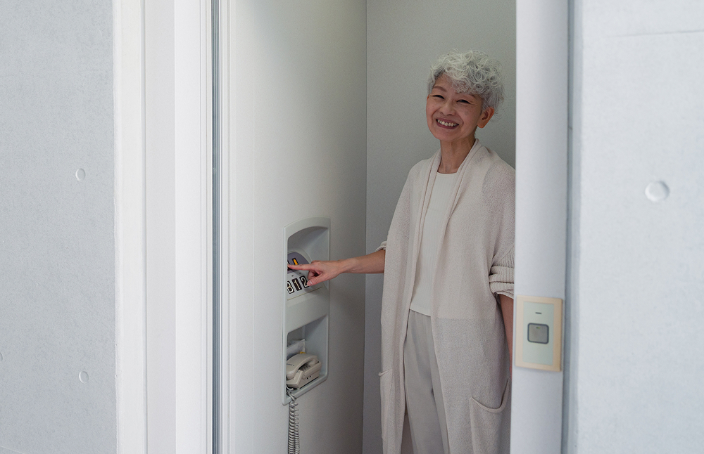 建物の乗り場に設置されたエレベーター